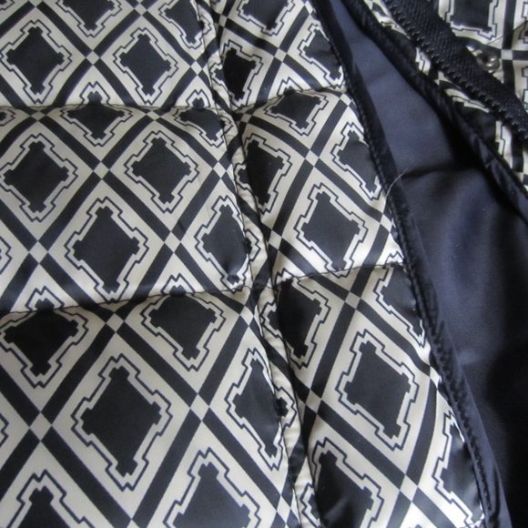 TALBOTS Womens Vest Size M Puffy Quilted Down Fill Navy Pattern Pockets Zip/Snap - Picture 10 of 10